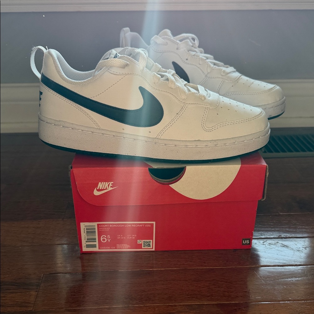 NIKE Boys Court Borough Low Recraft (size 6.5)